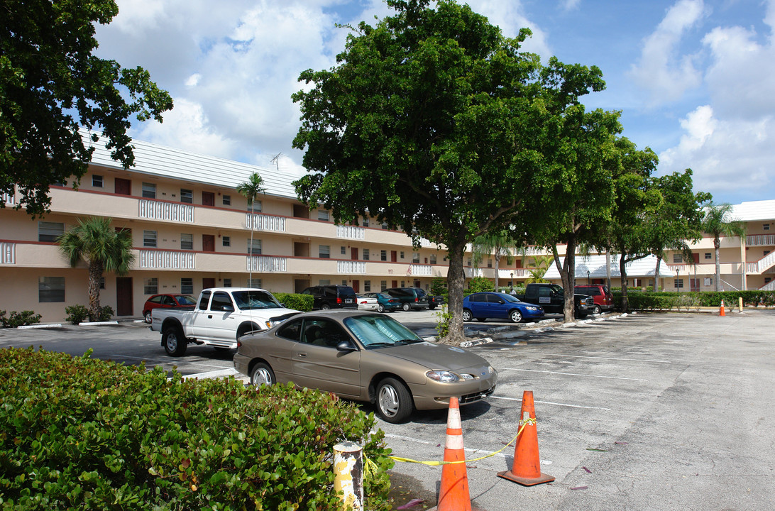 Sunset Apartments in Miami, FL - Building Photo