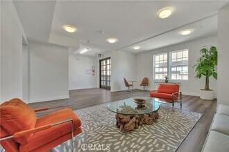 501 W Foothill Blvd-Unit -306 in Claremont, CA - Foto de edificio - Building Photo