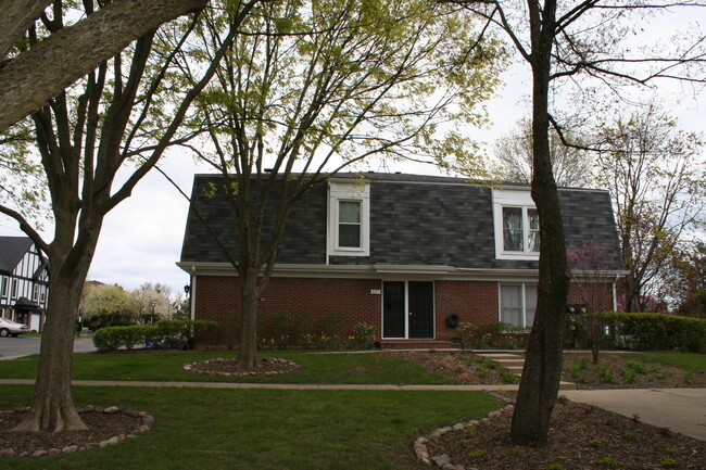 837 Garfield Ave, Unit A in Libertyville, IL - Foto de edificio - Building Photo