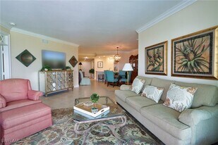 60 Seagate Dr in Naples, FL - Building Photo