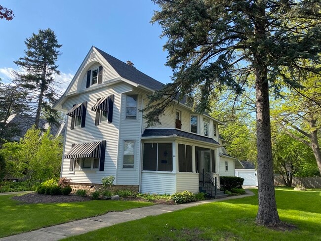 1111 Garfield Ave in Aurora, IL - Building Photo - Building Photo