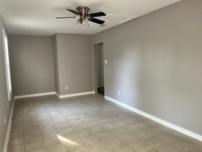 102 Austin St in Kyle, TX - Foto de edificio - Building Photo