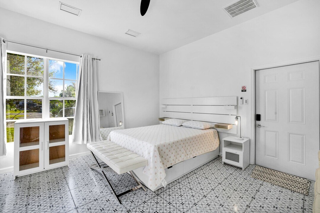 170 5th St, Unit 1 in Naples, FL - Building Photo