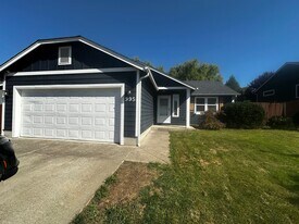 995 Rolling Hills Rd in Roseburg, OR - Building Photo