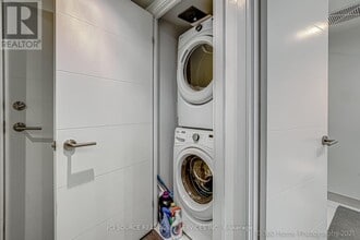 525 Adelaide St W in Toronto, ON - Building Photo - Building Photo