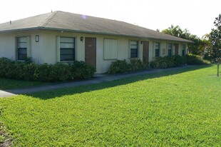 7666 Kimberly Blvd in North Lauderdale, FL - Foto de edificio - Building Photo