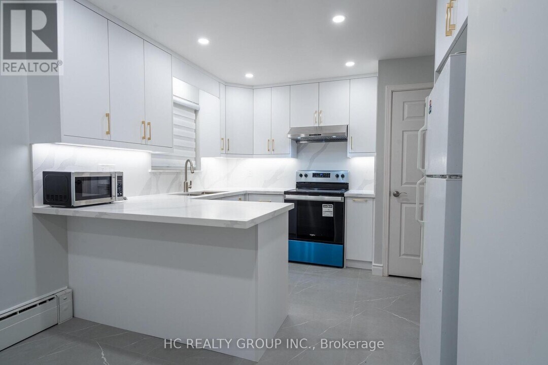6 Rosemount Dr in Toronto, ON - Building Photo