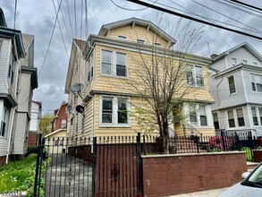 231 Renner Ave in Newark, NJ - Foto de edificio - Building Photo