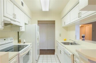 9855 Westview Dr in Coral Springs, FL - Foto de edificio - Building Photo