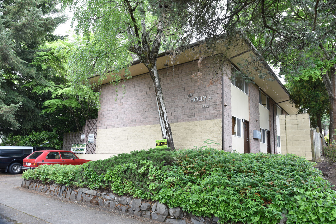 Holly Court in Eugene, OR - Building Photo