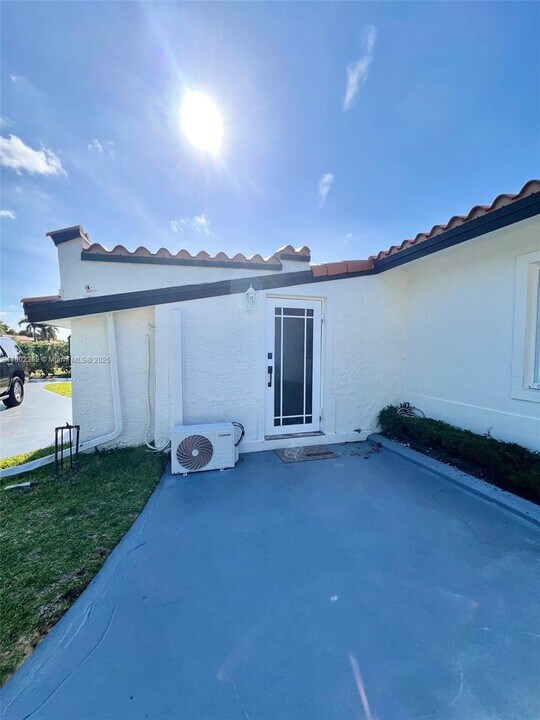 8941 SW 20th St in Miami, FL - Building Photo