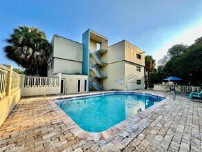 4275 NW S Tamiami Canal Dr in Miami, FL - Foto de edificio - Building Photo