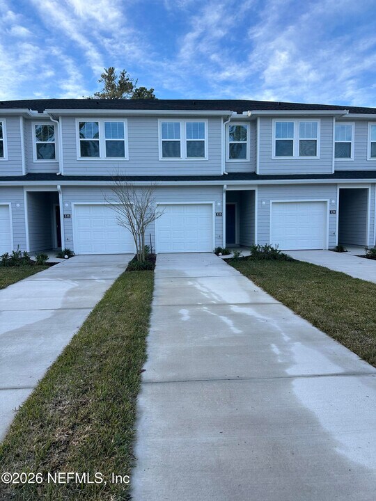531 Holly Lks Dr in Orange Park, FL - Building Photo