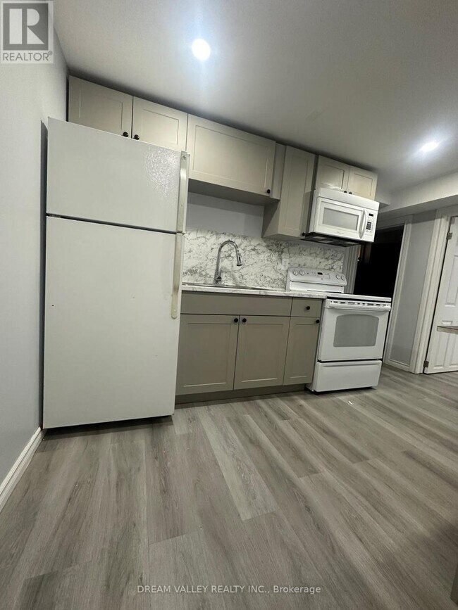 25 Amarillo Dr in Toronto, ON - Building Photo - Building Photo