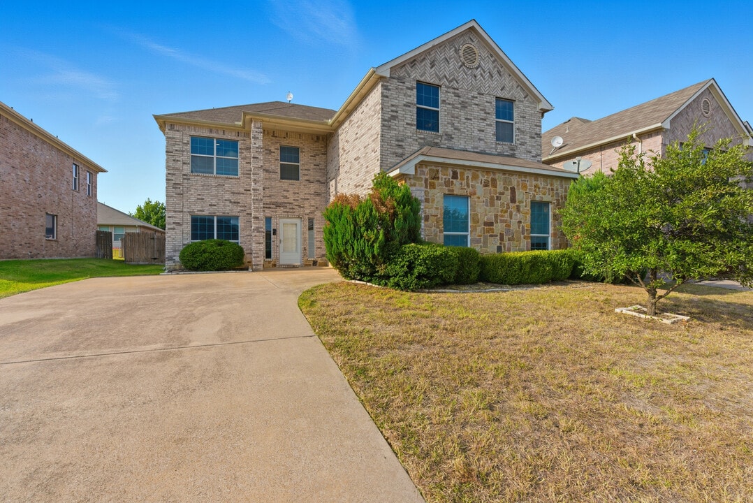 12404 Pinestraw Rd in Rhome, TX - Building Photo