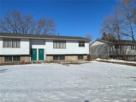 6166 Upper 51st St N in Oakdale, MN - Building Photo