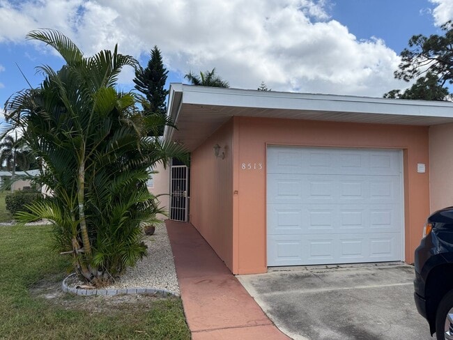 8513 Dominican Ct in Ft. Myers, FL - Foto de edificio - Building Photo