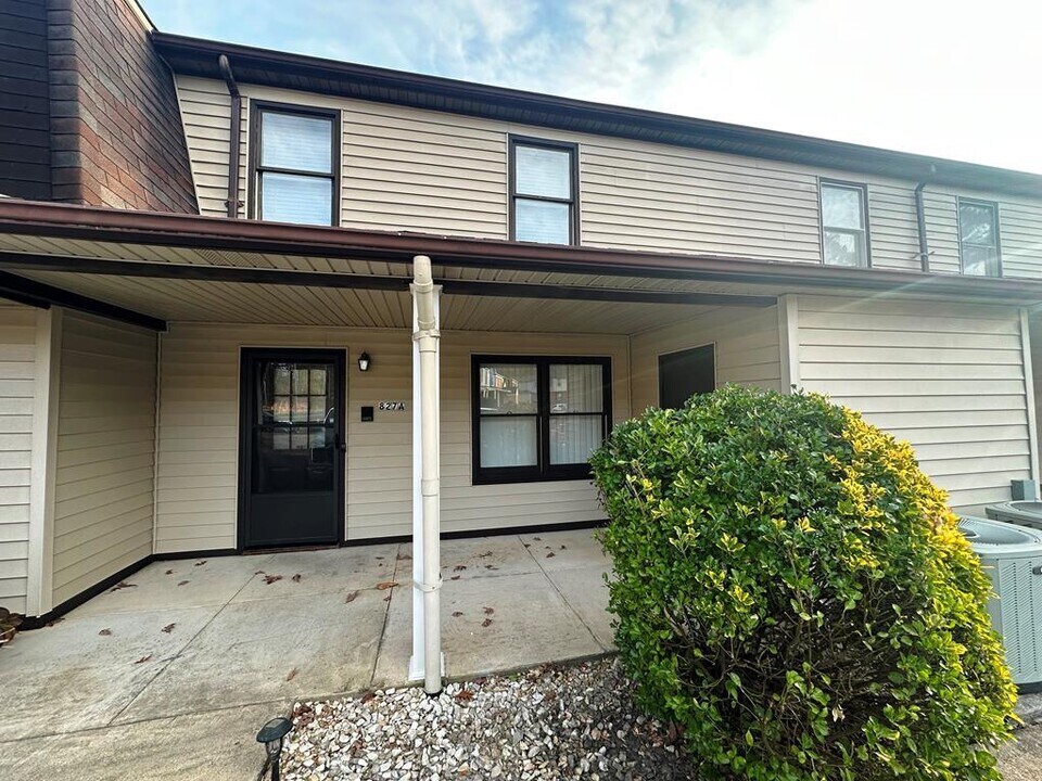 827A Springfield Rd in Danville, VA - Building Photo