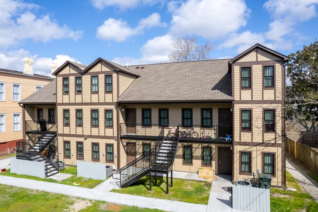 215 E Waldburg St in Savannah, GA - Building Photo