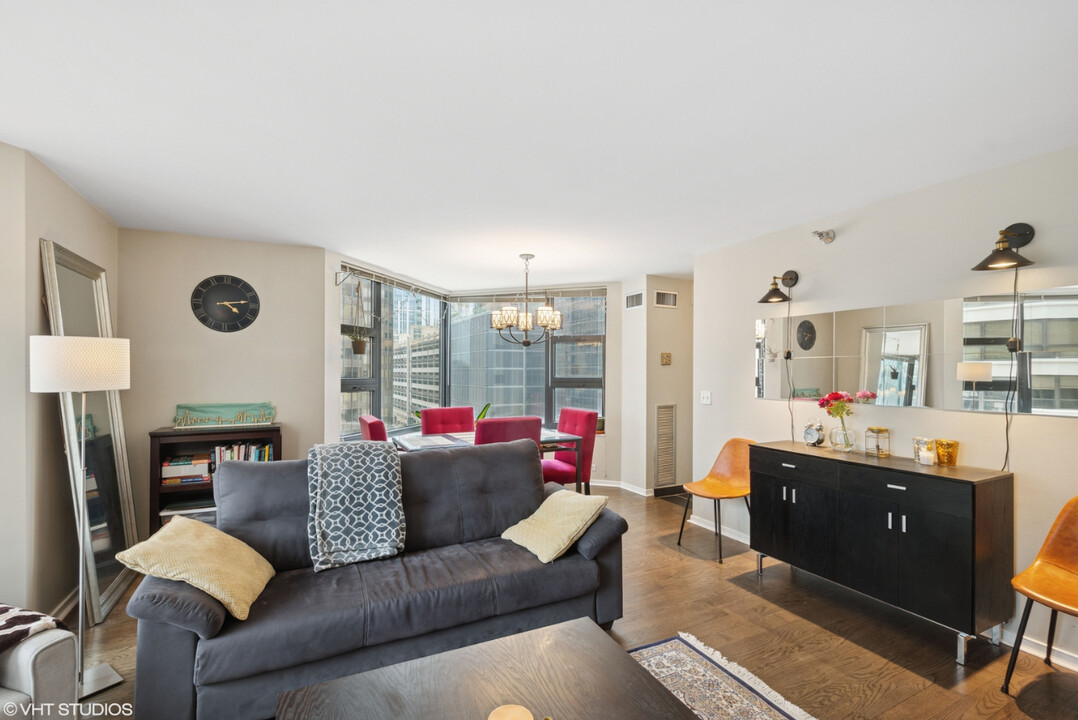 233 E Erie St, Unit 3002 in Chicago, IL - Building Photo