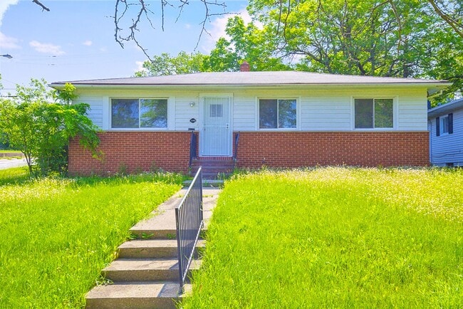 4905 Donovan Dr in Garfield Heights, OH - Building Photo - Building Photo