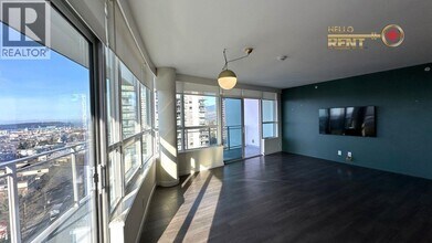 112 13th St E in North Vancouver, BC - Building Photo - Building Photo