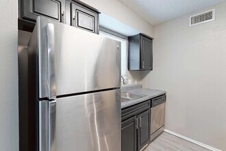 531 Bedford Rd, Unit 129 in Bedford, TX - Foto de edificio - Building Photo