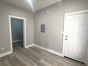 3575 W Dickens Ave, Unit 1R in Chicago, IL - Building Photo - Building Photo