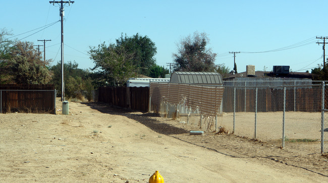 12746 Kiowa Rd in Apple Valley, CA - Foto de edificio - Building Photo