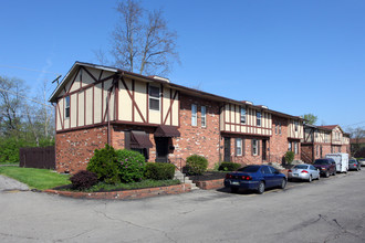 Crosscreek Apartments and Townhomes in Columbus, OH - Building Photo - Building Photo