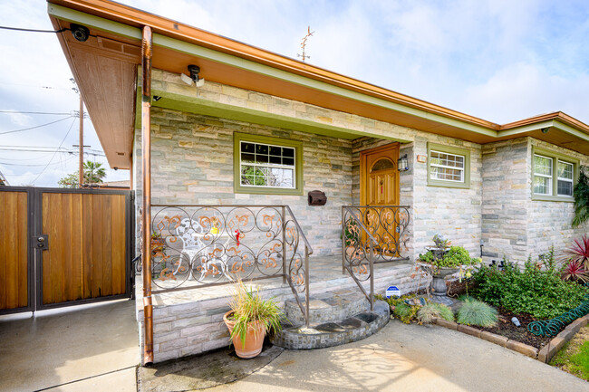 17050 Horace St in Granada Hills, CA - Foto de edificio - Building Photo