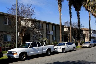 Cedar Middle Apartments in Long Beach, CA - Building Photo