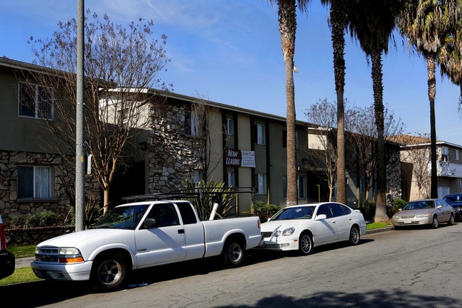 Cedar Middle Apartments