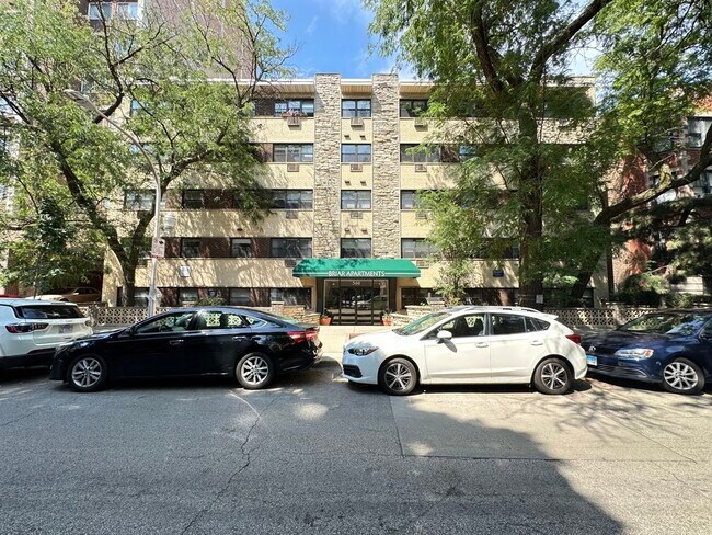 property at 513 W Briar Pl