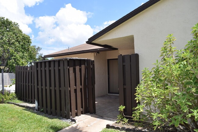 3703 Waterview Cir in Palm Springs, FL - Building Photo - Building Photo
