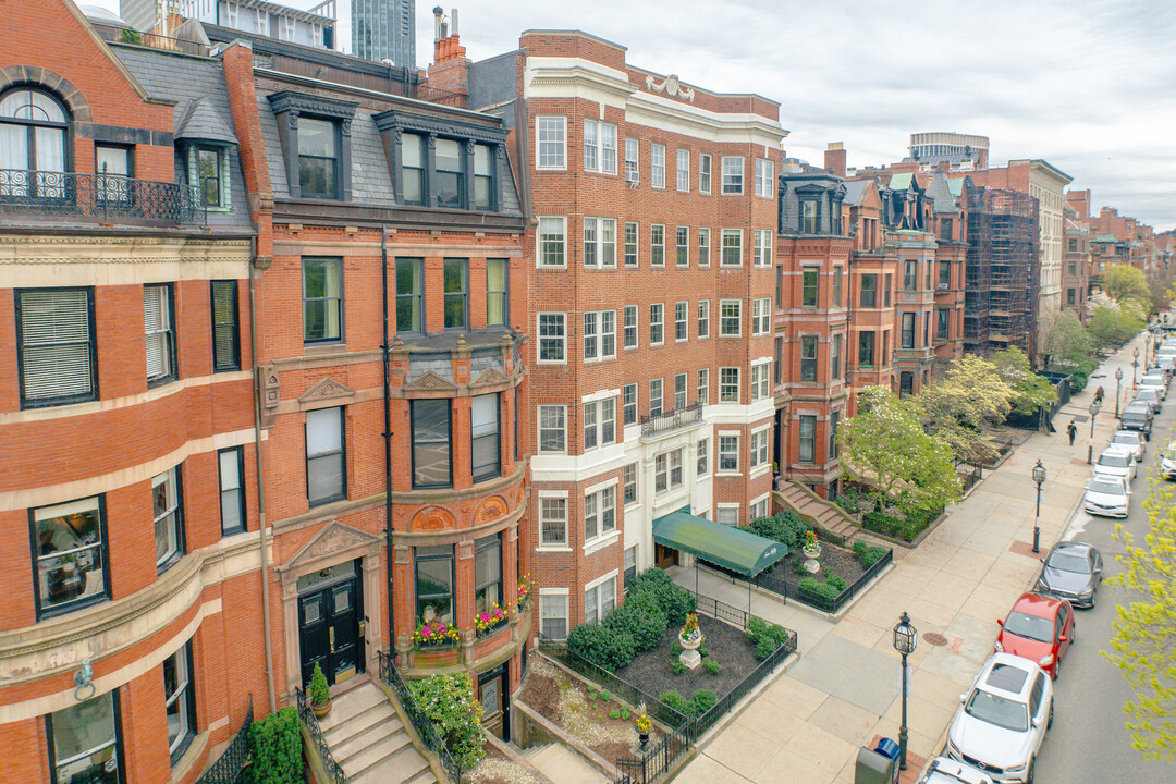 250 Commonwealth Ave in Boston, MA - Foto de edificio