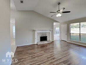 705 Stonebrooke Dr in Burleson, TX - Foto de edificio - Building Photo