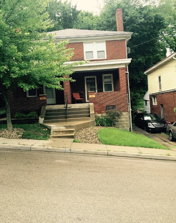 29-31-31 Shady Dr W in Pittsburgh, PA - Building Photo