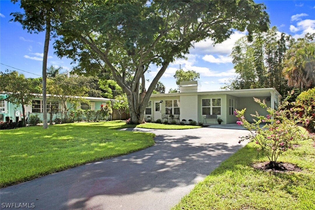 982 13th St N in Naples, FL - Foto de edificio