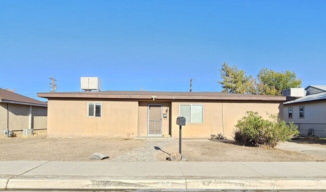 424 N Warner St in Ridgecrest, CA - Building Photo - Building Photo