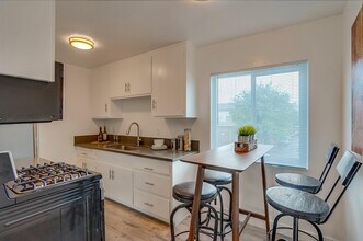 Market Street Apartments in Long Beach, CA - Building Photo - Interior Photo