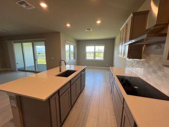 6313 Cloverdale Ave in Port St. Lucie, FL - Foto de edificio - Building Photo