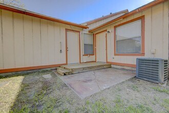 8118 West Gate Blvd in Austin, TX - Foto de edificio - Building Photo