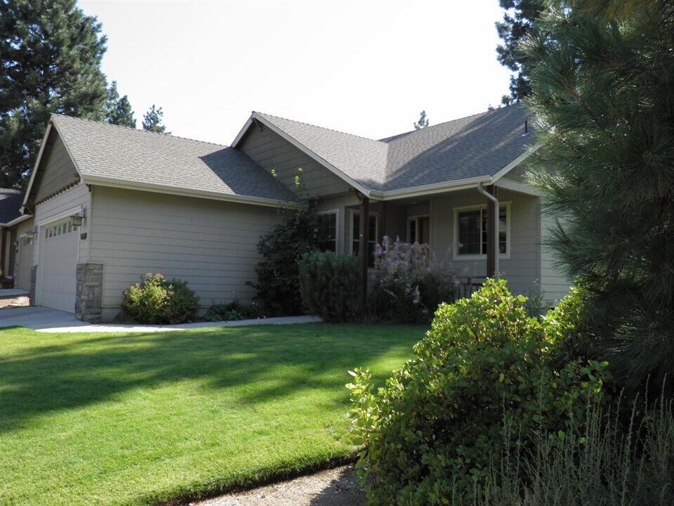 20113 Sekirk Mountain Way in Bend, OR - Building Photo
