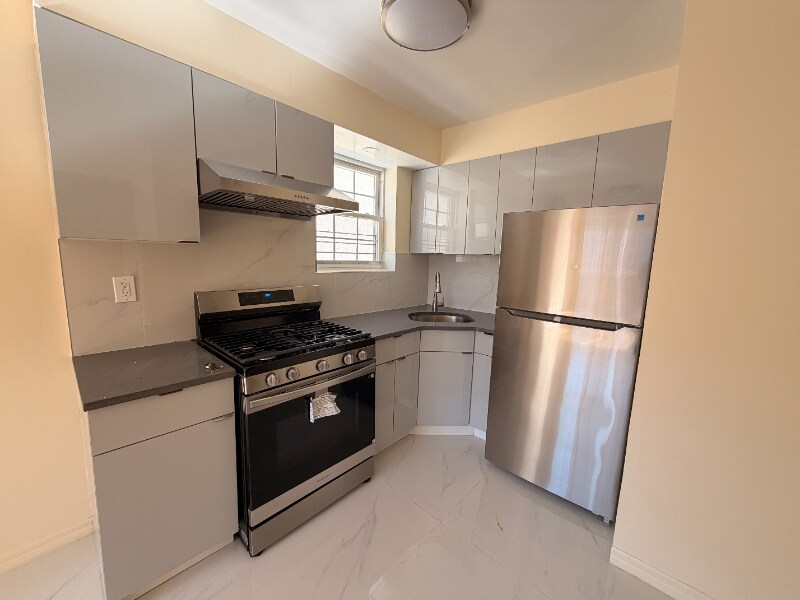 1039 E 223rd St, Unit 2 in Bronx, NY - Building Photo