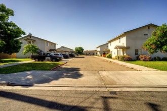 1050 E Kamm Ave in Dinuba, CA - Building Photo - Building Photo