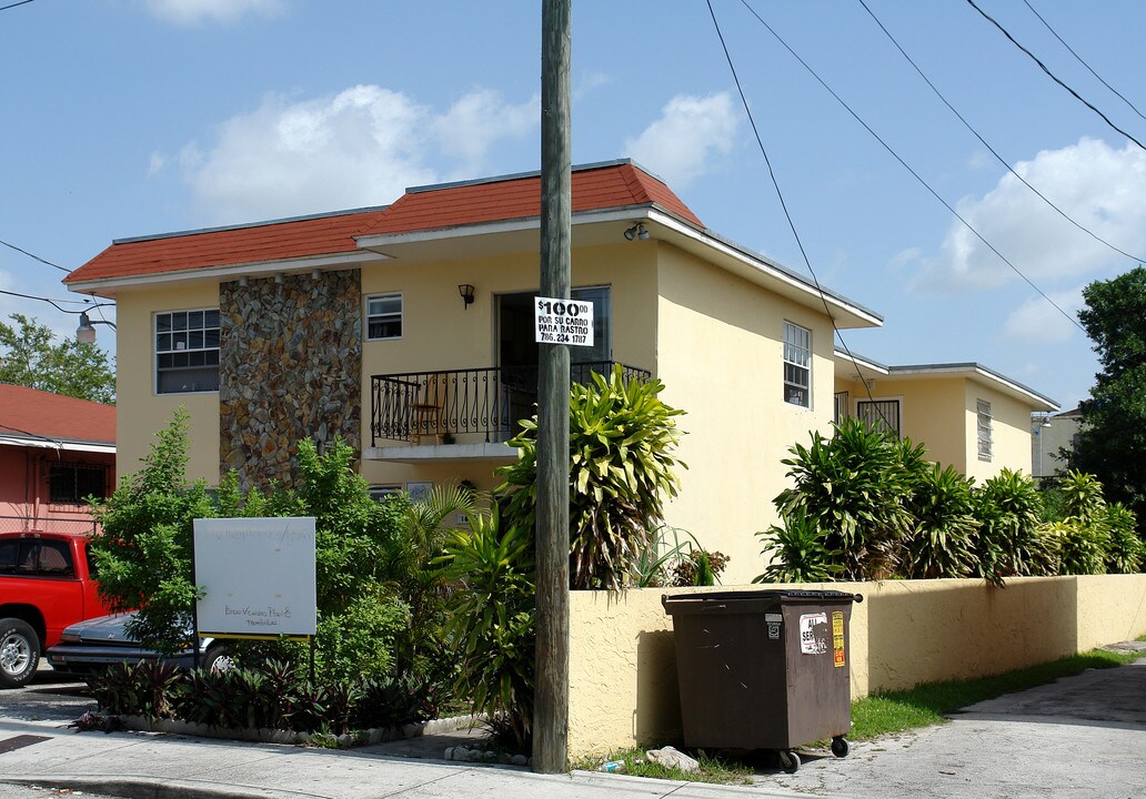 1045 SW 4th St in Miami, FL - Building Photo