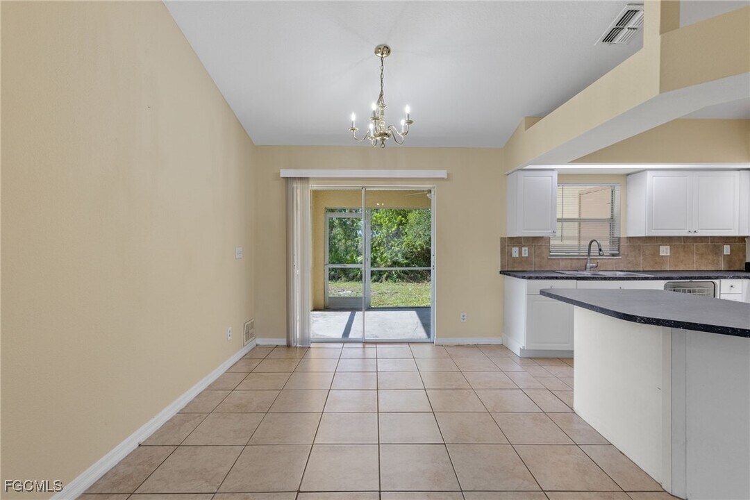 3733 16th St W in Lehigh Acres, FL - Foto de edificio