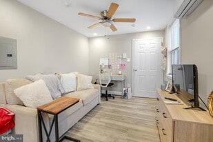 752 S 9th St in Philadelphia, PA - Building Photo