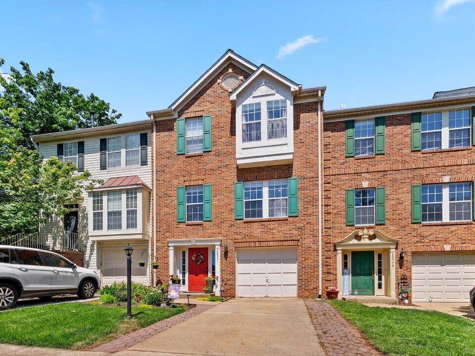 20551 Ashley Terrace in Sterling, VA - Building Photo
